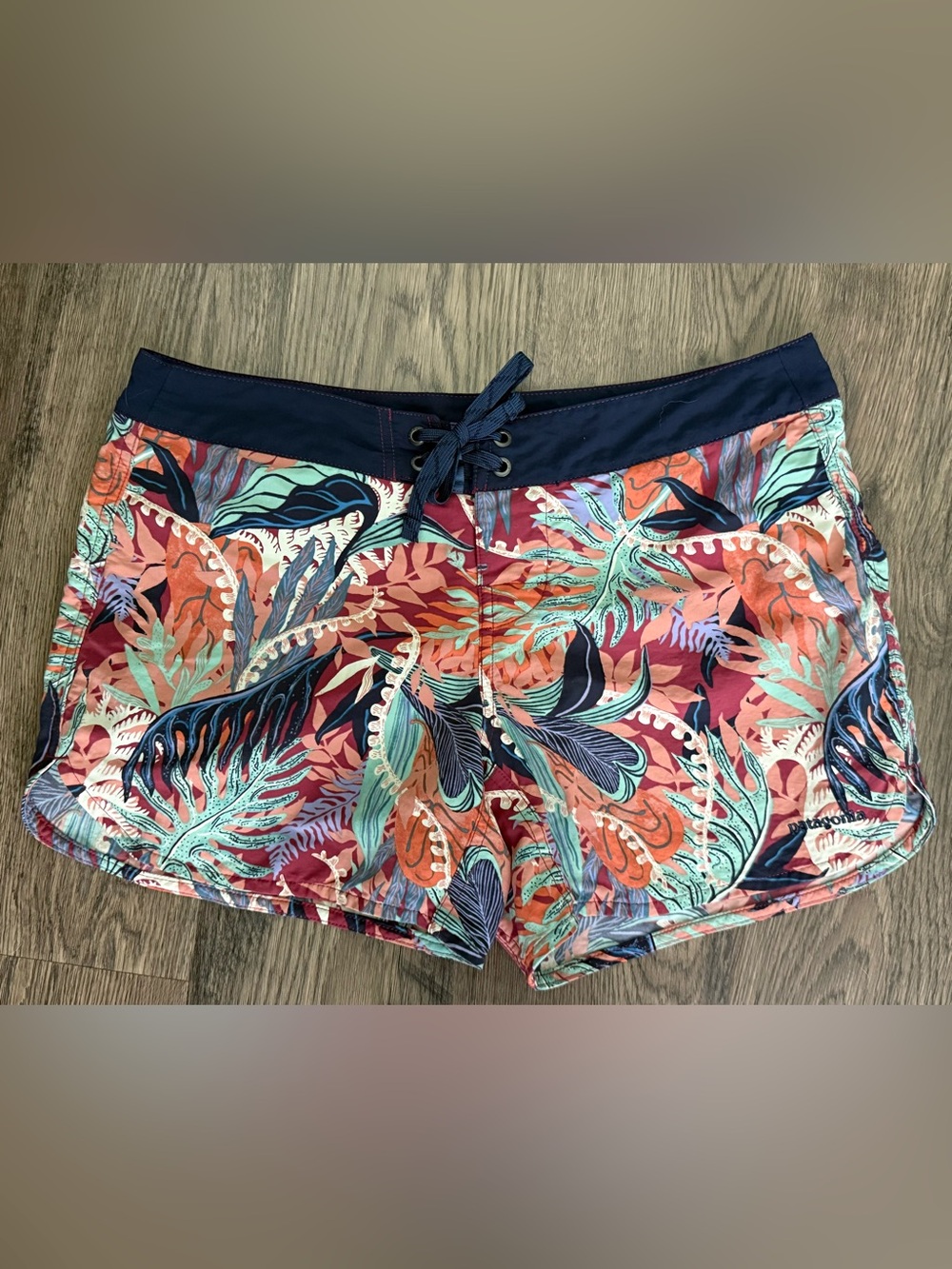 Patagonia Women’s Wavefarer Colorful Tropical Leaf Print Board Shorts Size 8